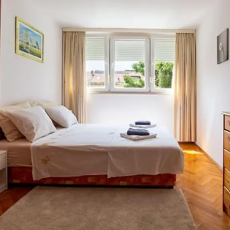 아파트 F&l-next To Old Town